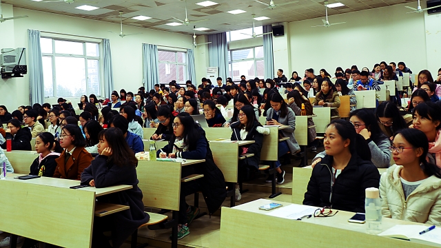 同学们认真聆听讲座 同学们认真聆听讲座