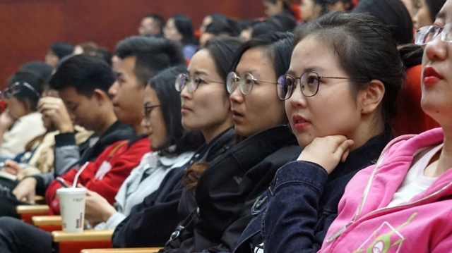 研究生同学在见面会及讲座现场 研究生同学在见面会及讲座现场