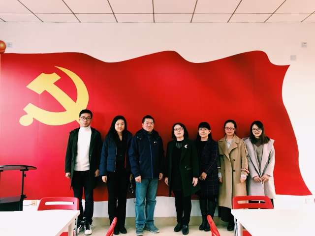 出席揭牌仪式的英院师生党员代表 出席揭牌仪式的英院师生党员代表